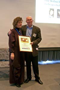 Dr. Andreas Mäckler übergibt Irene Wahle den Deutschen Biographiepreis