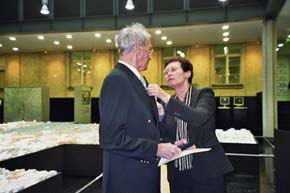 Senatorin übergibt Verdienstorden